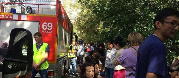 Пожарные у сгоревшего склада в Москве - Sputnik Таджикистан