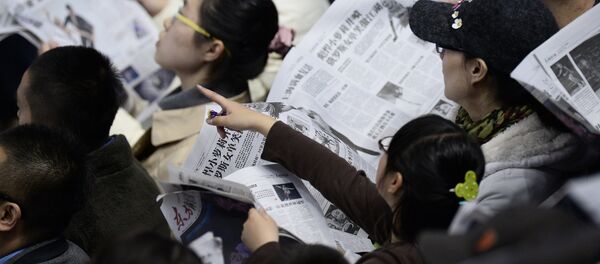 Жители Шанхая с газетами. Архивное фото Жители Шанхая с газетами. Архивное фото - Sputnik Таджикистан