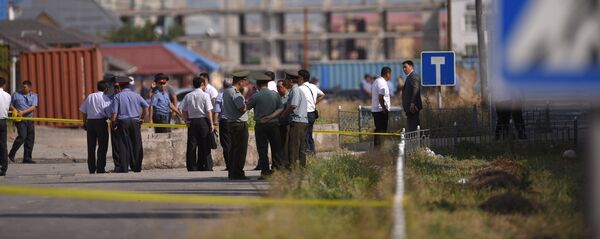 Кормандони полис дар ҷойи ҳодиса дар Бишкек - Sputnik Тоҷикистон