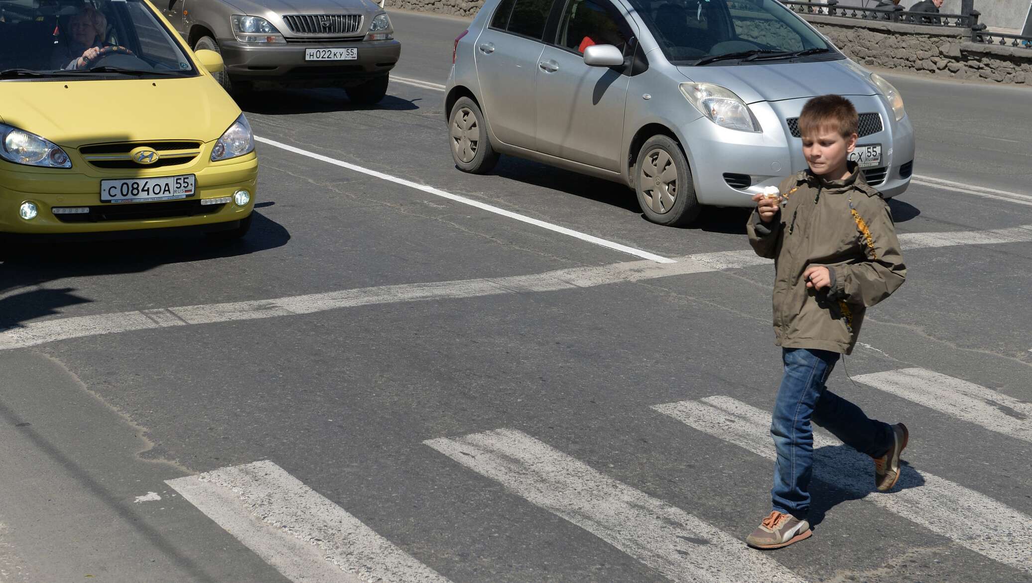 Дети через дорогу. Школьники переходят дорогу. Пешеход. Проезжая часть для детей. Нарушение правил дорожного движения.