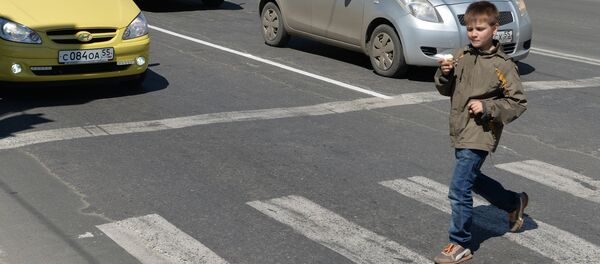 Ребенок переходит дорогу, архивное фото - Sputnik Тоҷикистон