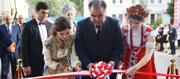 Эмомали Рахмон во время открытия нового корпуса Российско-Таджикского Славянского университета - Sputnik Таджикистан