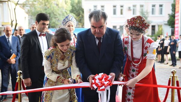 Эмомали Рахмон во время открытия нового корпуса Российско-Таджикского Славянского университета - Sputnik Таджикистан