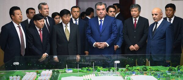 Эмомалӣ Раҳмон дар давоми сафари кории худ ба Данғара, 31 августи соли 2016 - Sputnik Тоҷикистон