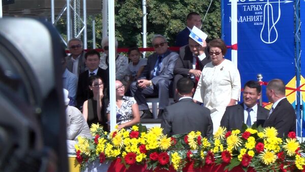 Момент ухода Отунбаевой во время речи Атамбаева. Видео с площади Ала-Тоо - Sputnik Таджикистан