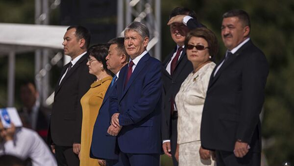 Алмазбек Атамбаев и Роза Отунбаева во время парада в Бишкеке - Sputnik Таджикистан