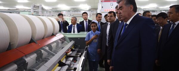 Президент Таджикистана Эмомали Рахмон принял участие в церемонии открытия и сдачи в эксплуатацию первой очереди текстильного комплекса ЗАО Джунтай — Дангара Син — Силу Текстил // Официальная страница пресс-службы президента РТ в Facebook - Sputnik Тоҷикистон