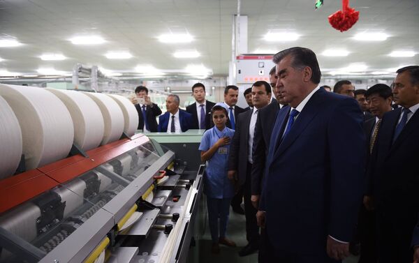 Президент Таджикистана Эмомали Рахмон принял участие в церемонии открытия и сдачи в эксплуатацию первой очереди текстильного комплекса ЗАО Джунтай — Дангара Син — Силу Текстил // Официальная страница пресс-службы президента РТ в Facebook Президент Таджикистана Эмомали Рахмон принял участие в церемонии открытия и сдачи в эксплуатацию первой очереди текстильного комплекса ЗАО Джунтай — Дангара Син — Силу Текстил // Официальная страница пресс-службы президента РТ в Facebook - Sputnik Таджикистан
