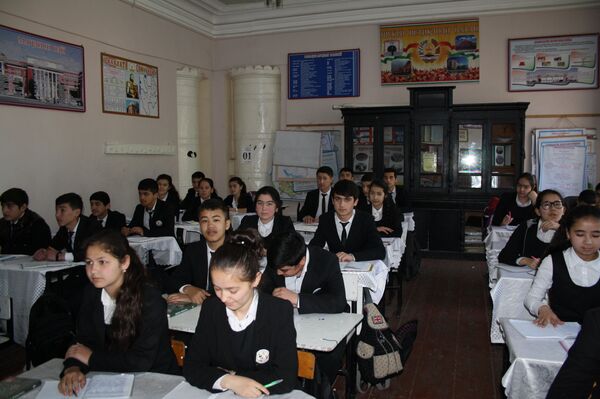 Ученики школы-гимназии №1 в Худжанде, архивное фото - Sputnik Таджикистан