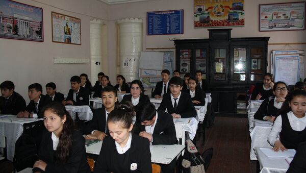 Ученики школы-гимназии №1 в Худжанде, архивное фото - Sputnik Таджикистан