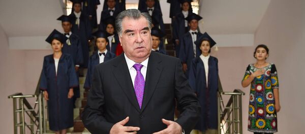 Эмомалӣ Раҳмон дар вақти баромад дар ифтитоҳи Донишгоҳи давлатии Данғара 1 сентябри соли 2016 - Sputnik Тоҷикистон