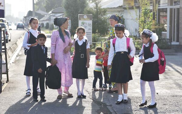 Дети в Душанбе идут в школу 1 сентября - Sputnik Таджикистан