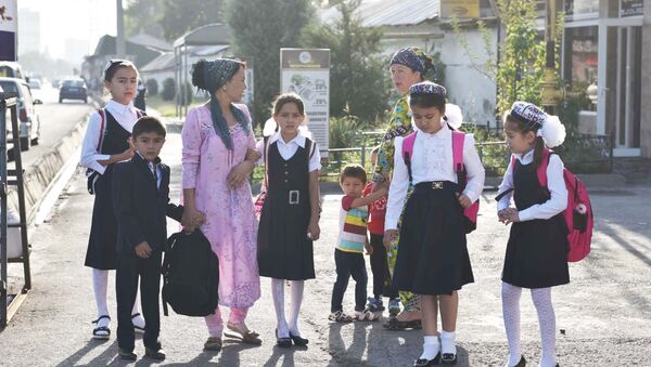 Дети в Душанбе идут в школу 1 сентября - Sputnik Таджикистан