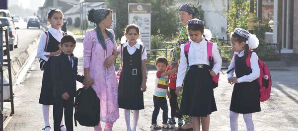 Дети в Душанбе идут в школу 1 сентября - Sputnik Таджикистан