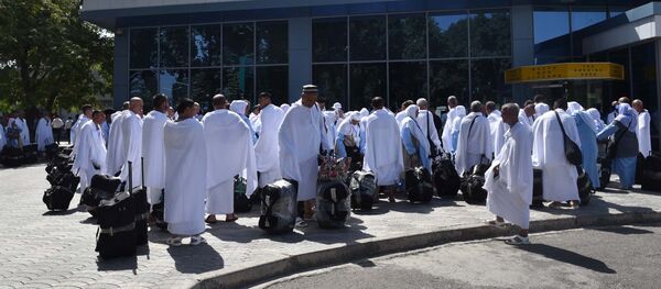 Как в Душанбе провожали паломников в хадж - Sputnik Тоҷикистон