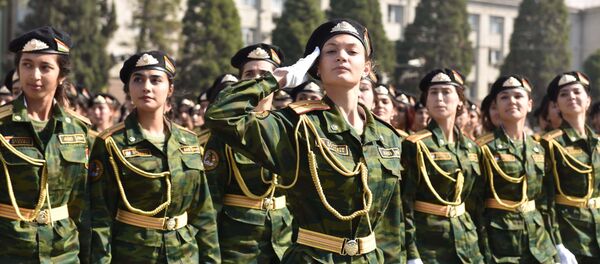 Омодагӣ ба гузашти низомӣ бахшида ба 25-умин солгарди истиқлолияти ҶТ. Акс аз бойгонӣ Омодагӣ ба гузашти низомӣ бахшида ба 25-умин солгарди истиқлолияти ҶТ. Акс аз бойгонӣ - Sputnik Тоҷикистон