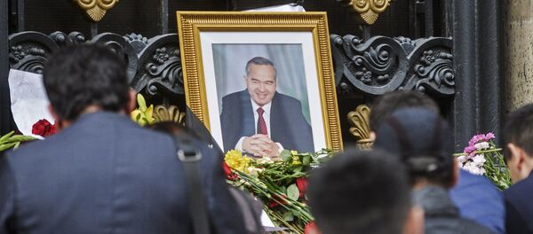 Цветы у посольства Узбекистана в Москве. Архивное фото Цветы у посольства Узбекистана в Москве. Архивное фото - Sputnik Таджикистан