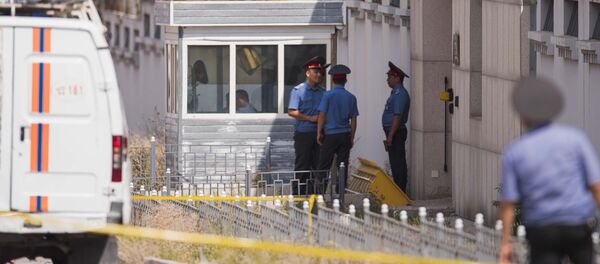 Таркиш дар назди бинои сафорати Бишкек - Sputnik Тоҷикистон