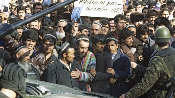 События 10-17 февраля 1990 года в Душанбе. В городе объявлено военное положение.  - Sputnik Таджикистан