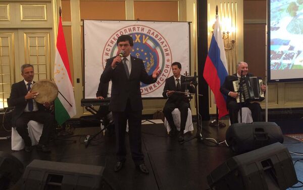Авзалшо Шодиев выступает на торжественном приеме в честь 25-летия Независимости Республики Таджикистан в отеле Ритц-Карлтон - Sputnik Таджикистан