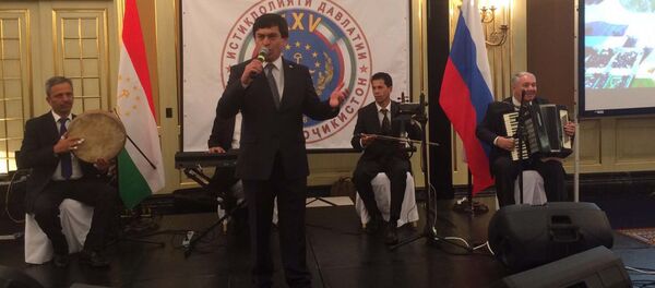 Авзалшо Шодиев выступает на торжественном приеме в честь 25-летия Независимости Республики Таджикистан в отеле Ритц-Карлтон - Sputnik Тоҷикистон