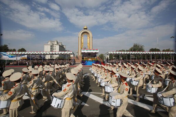 Военный парад в честь 25-летия Независимости Таджикистана - Sputnik Таджикистан