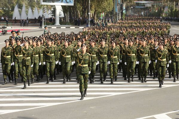 Принимал парад министр обороны Таджикистана Шерали Мирзо. - Sputnik Таджикистан