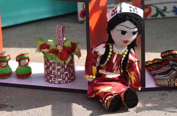 Национальная кукла на выставке, посвященной 25-летию Независимости Таджикистана - Sputnik Таджикистан