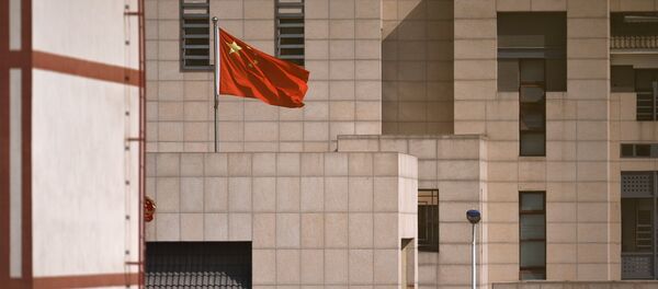 Бинои намояндагии дипломатии Чин дар Бишкек.  Дар ҳудуди сафорат таркиш ба амал омадааст - Sputnik Тоҷикистон