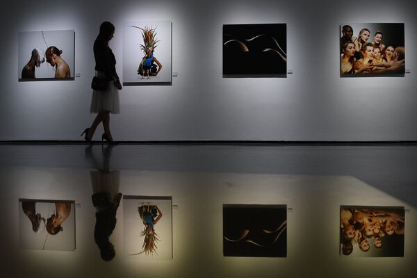 Фотовыставка Антонио Бандераса Женщины в золотом - Sputnik Таджикистан
