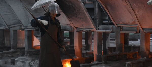 Производство алюминия на Таджикском алюминиевом заводе, архивное фото Производство алюминия на Таджикском алюминиевом заводе, архивное фото - Sputnik Таджикистан