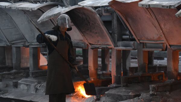 Производство алюминия на Таджикском алюминиевом заводе, архивное фото - Sputnik Таджикистан