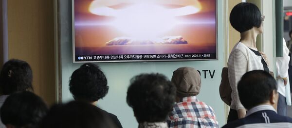 Трансляция выпуска новостей с кадрами ядерных испытаний КНДР на железнодорожном вокзале в Сеуле - Sputnik Таджикистан