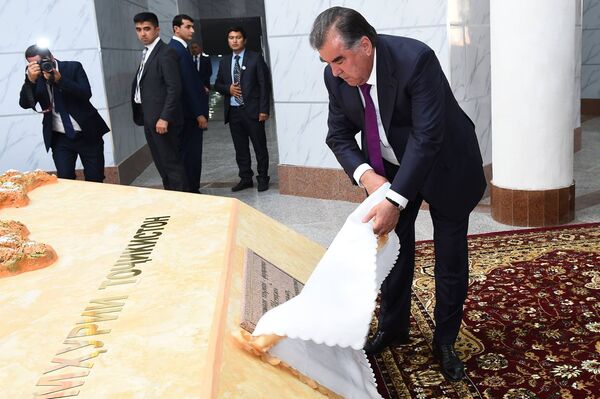 Президент Таджикистана Эмомали Рахмон на открытии историко-культурного комплекса “Истиклол” - Sputnik Таджикистан