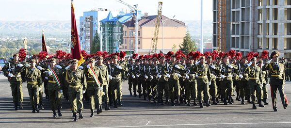 Гузашти низомӣ бахшида ба 25-умин солгарди истиқлолиятии ҶТ дар шаҳри Хуҷанд. Акс аз бойгонӣ - Sputnik Тоҷикистон