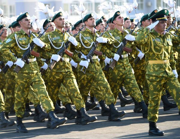 Военный парад в Худжанде по случаю 25-й годовщины независимости Республики Таджикистан - Sputnik Таджикистан
