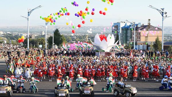 Праздничное шествие по случаю Дня независимости Республики Таджикистан, архивное фото - Sputnik Таджикистан
