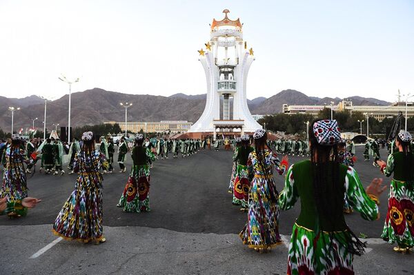 Праздничное шествие в Худжанде по случаю 25-й годовщины независимости Республики Таджикистан - Sputnik Таджикистан