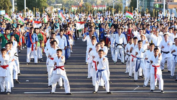 Праздничное шествие в Худжанде по случаю 25-й годовщины независимости Республики Таджикистан - Sputnik Таджикистан