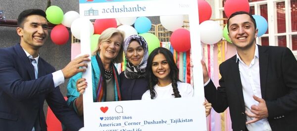 Ифтитоҳи дубораи гӯшаи фарҳангии Амрико дар Душанбе. Акс аз бойгонӣ - Sputnik Тоҷикистон