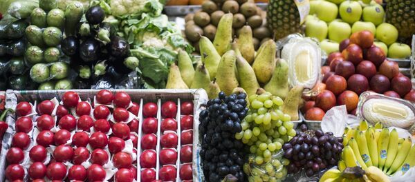 Прилавок с фруктами и овощами. Архивное фото - Sputnik Таджикистан