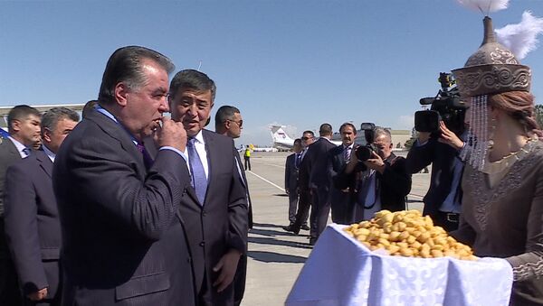 Салам алейкум! — прилет в Кыргызстан президента Таджикистана Эмомали Рахмона - Sputnik Тоҷикистон
