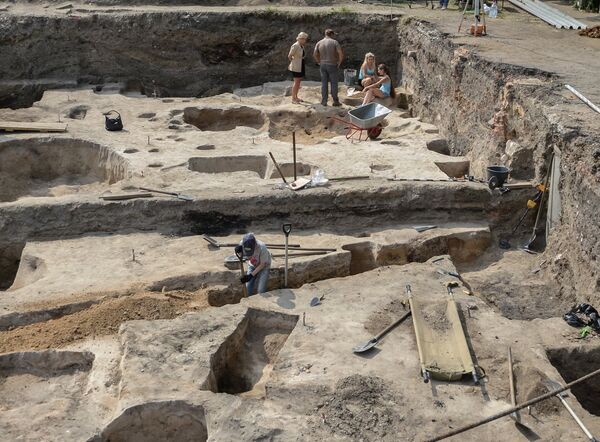 Археологи на раскопках. Архивное фото Археологи на раскопках. Архивное фото - Sputnik Тоҷикистон