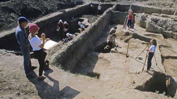 Археологи на раскопках. Архивное фото - Sputnik Таджикистан