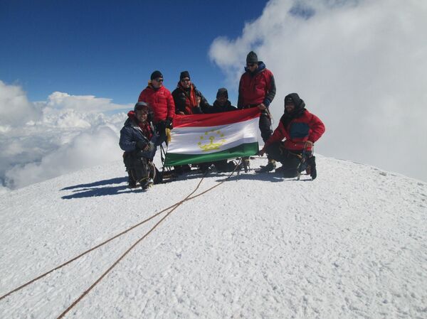 Восхождение на Эльбрус. Архивное фото - Sputnik Тоҷикистон