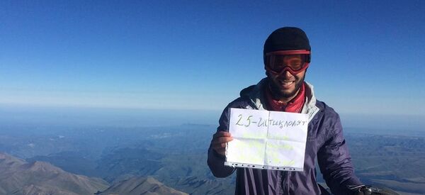 Фарход Муминов дар қуллаи Албурс - Sputnik Тоҷикистон