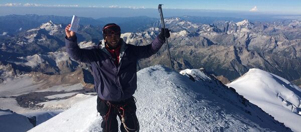 Фарход Муминов на вершине Эльбруса, архивное фото Фарход Муминов на вершине Эльбруса, архивное фото - Sputnik Таджикистан