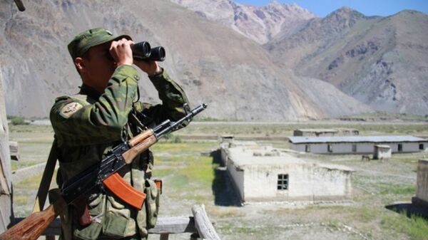 Служащий пограничной службы Кыргызстана, архивное фото - Sputnik Таджикистан