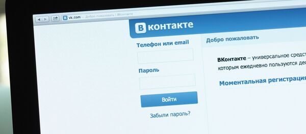 Логотип и начальная страница социальной сети Вконтакте на экране компьютера. Архивное фото - Sputnik Таджикистан