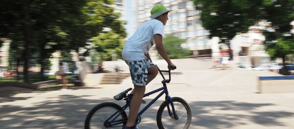 Мальчик катается на велосипеде - Sputnik Тоҷикистон